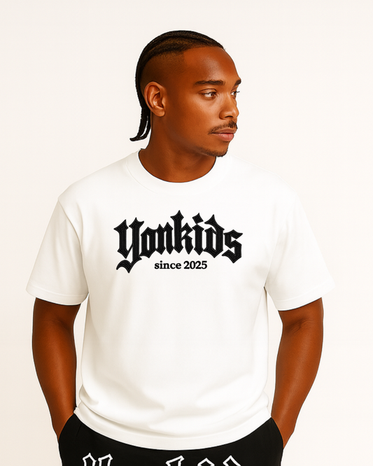 Camiseta Yonkids Legacy – Edición Gótica Bordada (100% Algodón)
