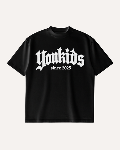 Camiseta Yonkids Legacy – Edición Gótica Bordada (100% Algodón)