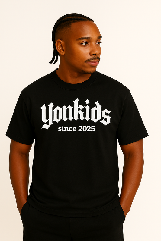 Camiseta Yonkids Legacy – Edición Gótica Bordada (100% Algodón)